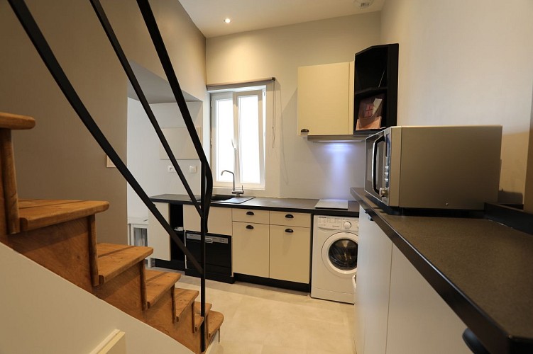 MEUBLÉ PLACE AU REPOS