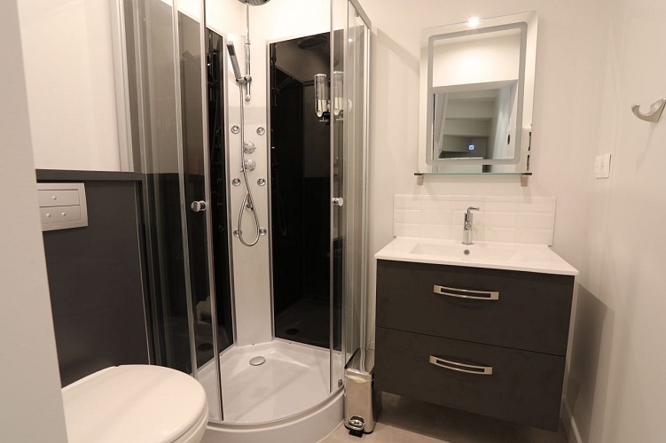 MEUBLÉ PLACE AU REPOS