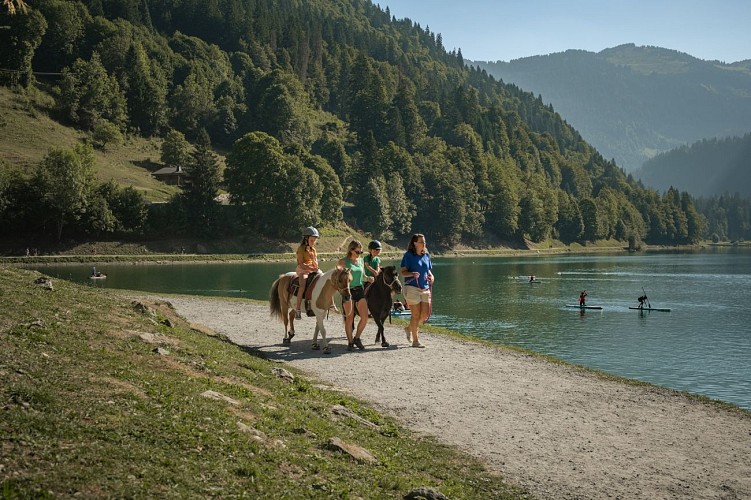Balade en poney au Lac de Montriond