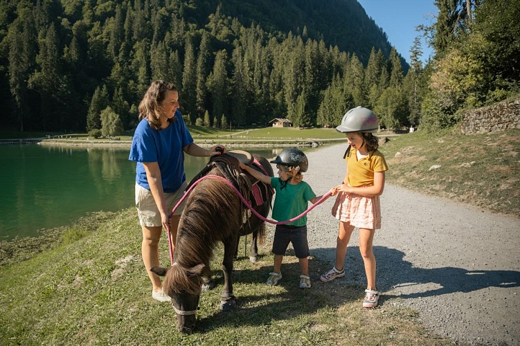 Balade en poney au Lac de Montriond