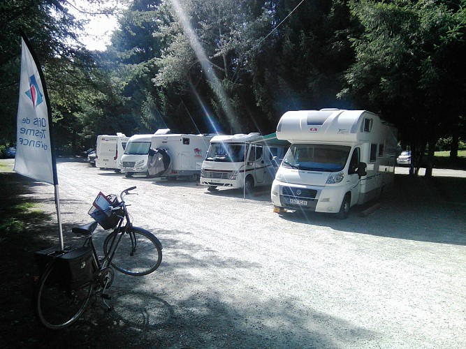 Camper-van service station – Montagnès Lake
