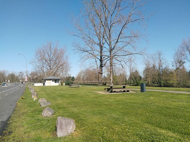 Aire de pique-nique - Jurançon - tables 1