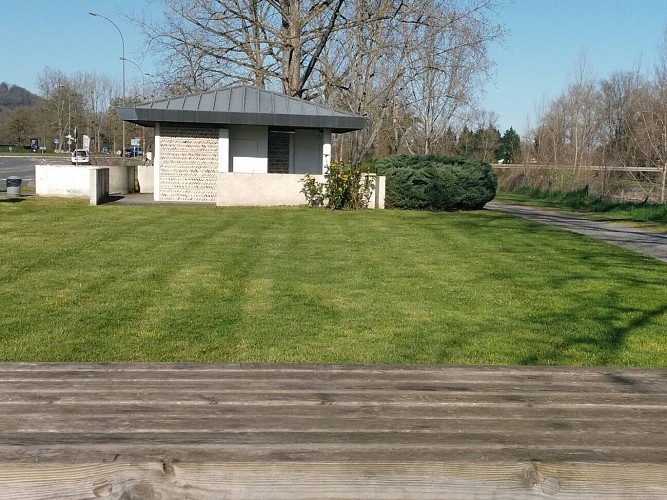 Aire de pique-nique - Jurançon - tables 5