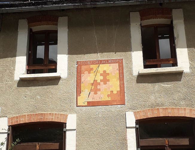 Cadran solaire du magasin Névasport, ex-école de Ville Haute