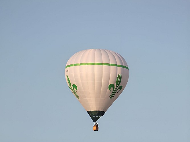 Montgolfière dans le ciel