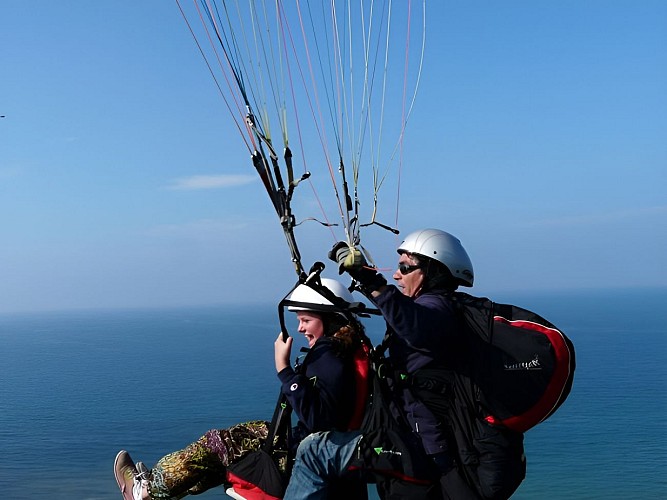 Parapente au-dessus de la mer