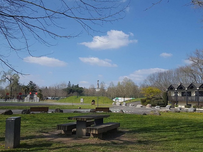 Aire de pique-nique - Gelos - tables 1