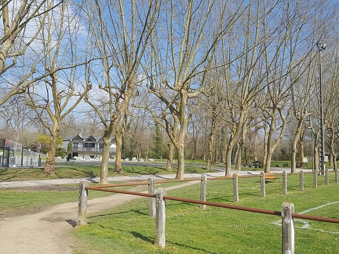 Aire de pique-nique - Gelos - tables 3