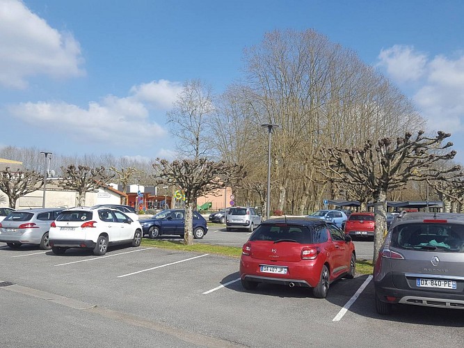 Aire de pique-nique - Gelos - parking