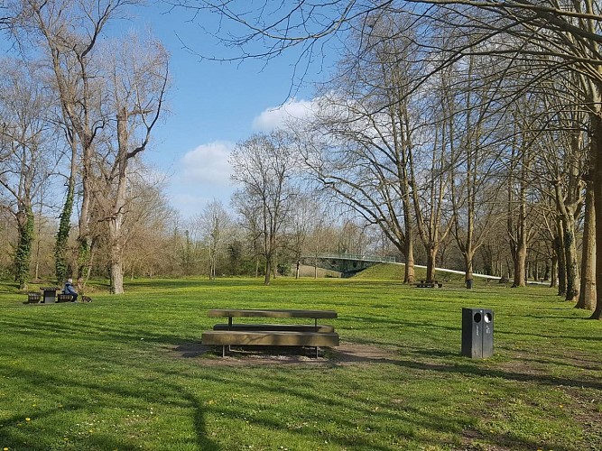 Aire de pique-nique - Gelos - tables 2