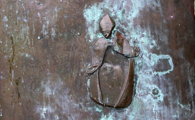 Détail porte en cuivre avec personnages gravés_3