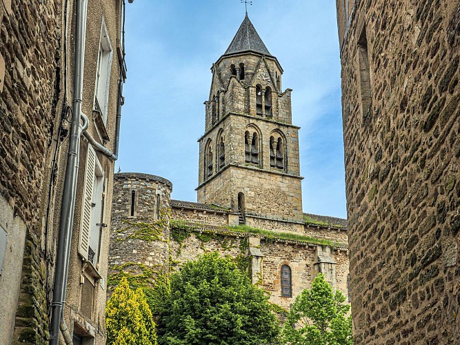 Corrèze Tourisme_GR46_Église d'Uzerche_© David Genestal_juin 2024