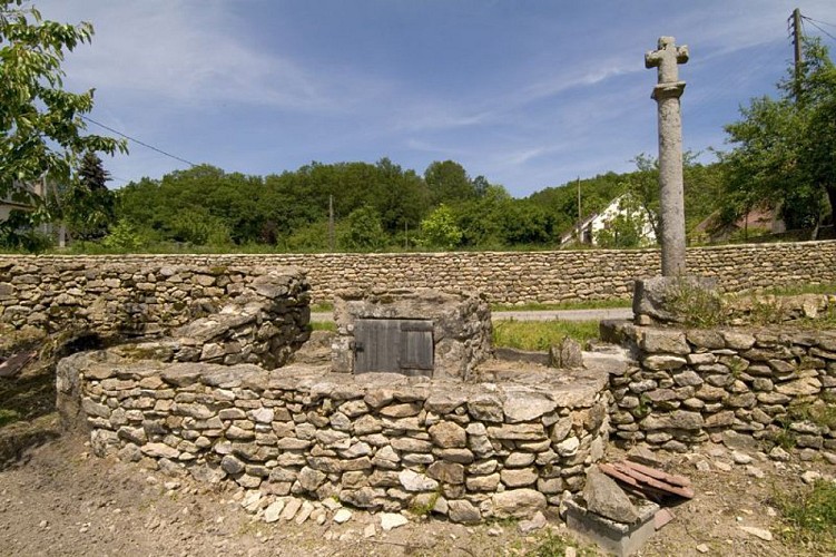 La croix  et  la  fontaine de Villelot