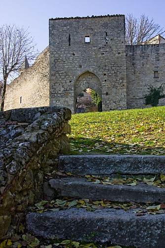 Les remparts et la porte fortifiée de la Caussade