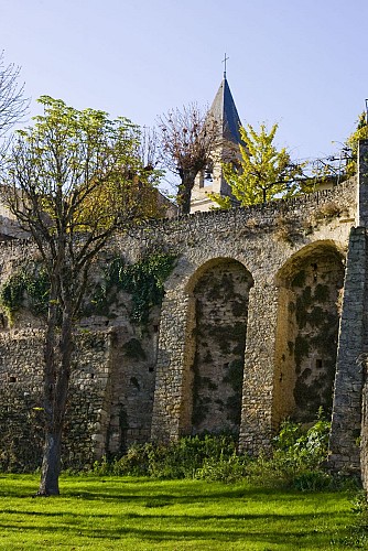 Les remparts et la porte fortifiée de la Caussade