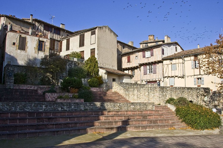 Les remparts et la porte fortifiée de la Caussade