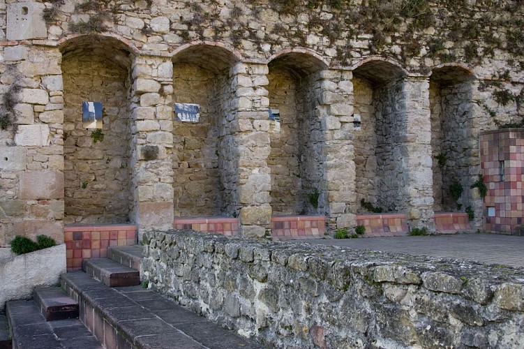 Les remparts et la porte fortifiée de la Caussade