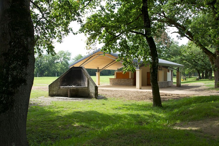 Picnic area at Domaine d'En Laure