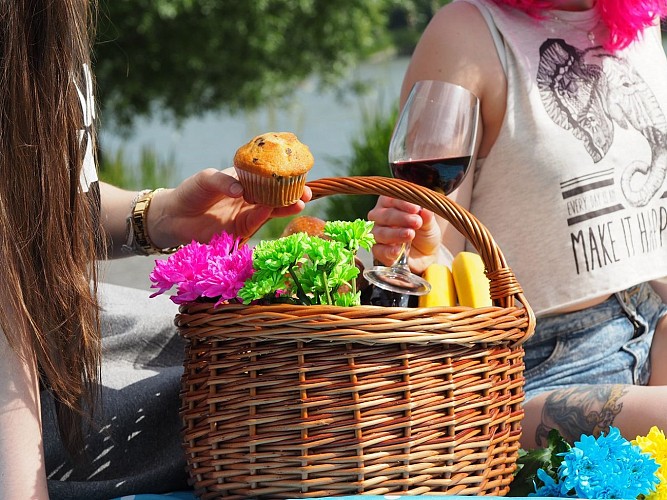 Picnic area on the banks of the river Vère