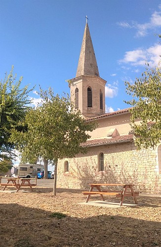 Aire de pique-nique place de l'église de Mauriac