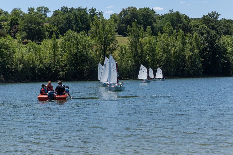 Aire de pique-nique - Base nautique du lac de la Roucarié