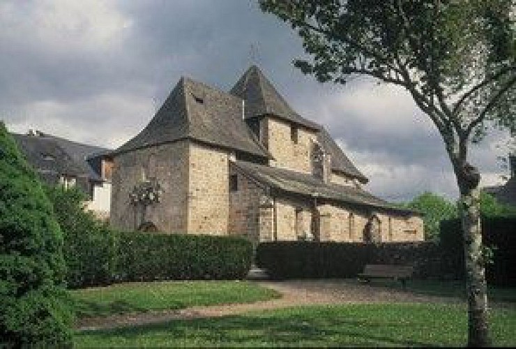 Eglise romane fortifiée du 13 ème siècle_1