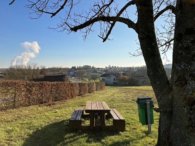 Aire de pique-nique avec vue sur Roussy-le-Village