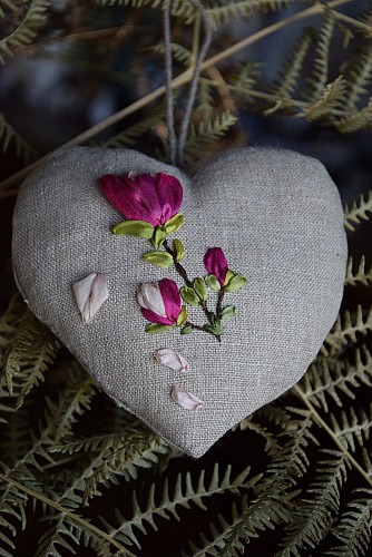Cœur Magnolias, avec fleurs brodées à la main, sur du lin