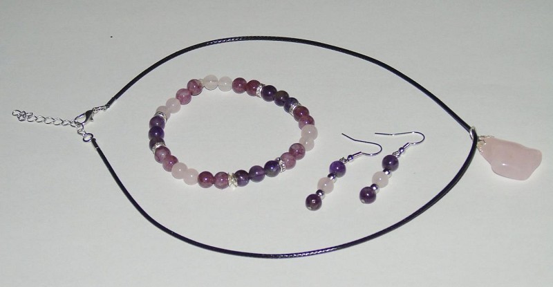 Parure, pendentif, bracelet, boucles d'oreilles