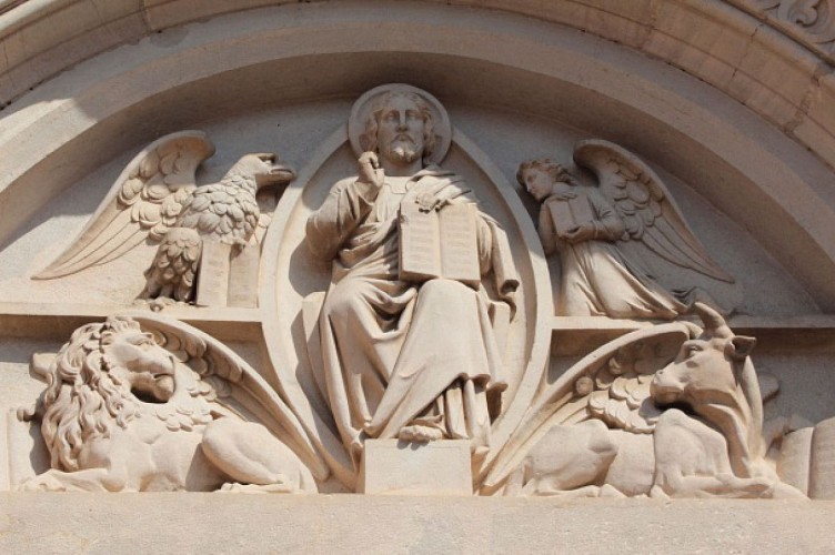 Tympan (1867) du porche de l'église d'Azé