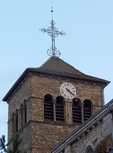 Clocher roman de l'église d'Azé