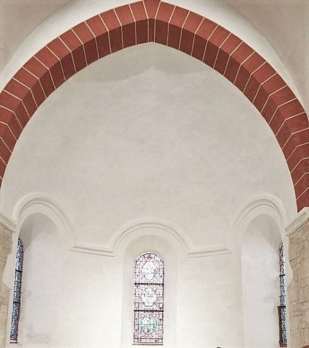 Choeur roman restauré de l'église d'Azé