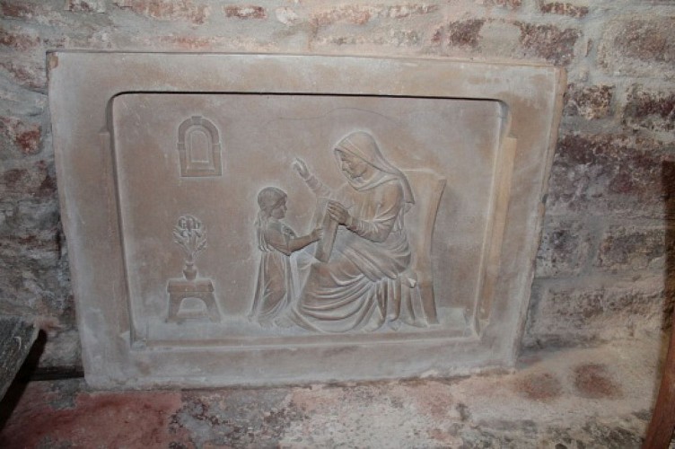 Bas-relief de l'Education de la Vierge à Chevagny