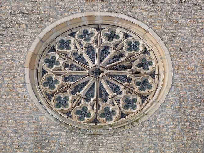 Rosace de l'église de Fuissé vue de l'extérieur