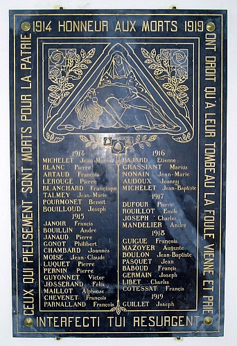 Lugny (71) - Eglise Saint-Denis (plaque aux Lugnisois morts en 1914-1918, sculptée par Albert Libeau)