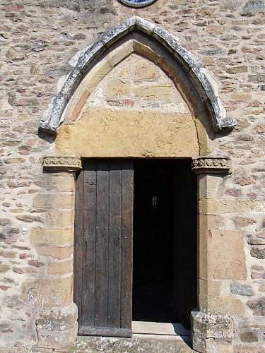 Porche d'entrée de l'église de Saint-Vérand