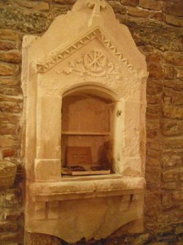 Ancien tabernacle orné du chrisme de l'église de Solutré-Pouilly
