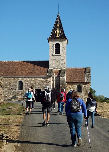 Lugny - Chapelle Notre-Dame-de-Pitié (hameau de Fissy) - La chapelle, point de passage obligé lors de randonnées en Haut-Mâconnais