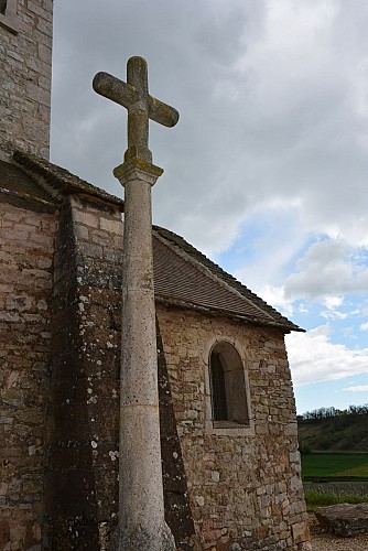 Lugny - Chapelle Notre-Dame-de-Pitié (hameau de Fissy) - L'abside et la croix de pierre