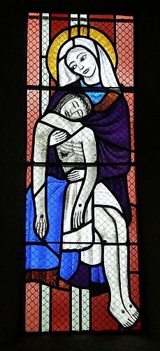Lugny - Chapelle Notre-Dame-de-Pitié (hameau de Fissy) - Le vitrail du choeur, oeuvre du maître verrier Paul Duckert (2012)