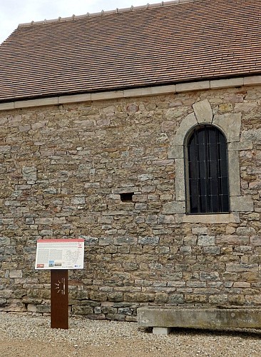 Lugny - Chapelle Notre-Dame-de-Pitié (hameau de Fissy) - Signalétique PETR ''Les Chemins du roman en Mâconnais Sud Bourgogne'' (2020)