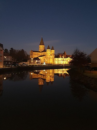 Vue nocturne de la basilique de Pray-le-Monial