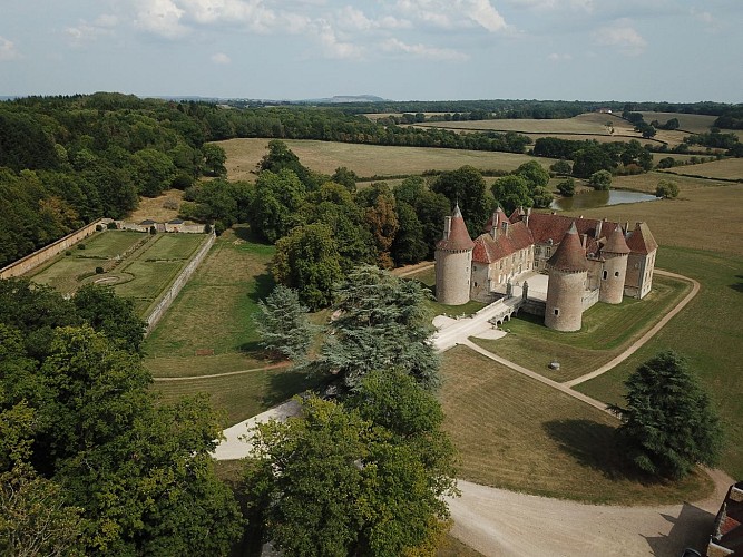 le-chateau-d-Epiry-et-son-jardin