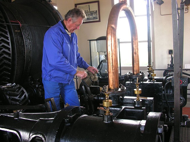 La machine et son machiniste, Puits Saint-Claude à Blanzy