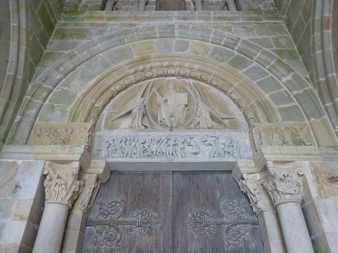 Église Saint-Pierre et Saint-Benoît, portail et tympan sculpté