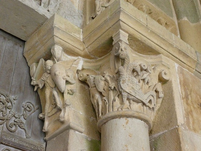 Église Saint-Pierre et Saint-Benoît, détail d'un chapiteau sculpté