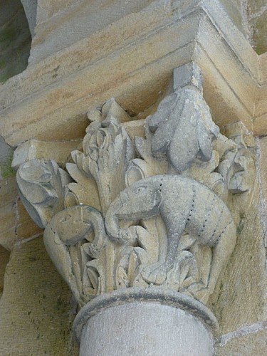 Église Saint-Pierre et Saint-Benoît, détail d'un chapiteau sculpté
