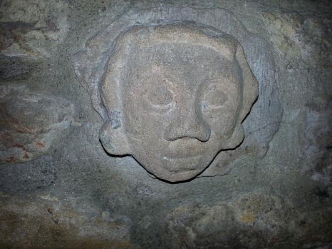 Tête sculptée église de Charnay