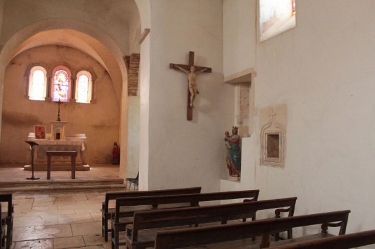 Nef de l'église de Clessé