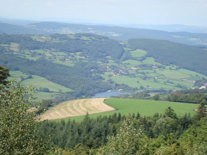 Le signal de la Mère Boitier, panorama sur le lac de Saint-Point